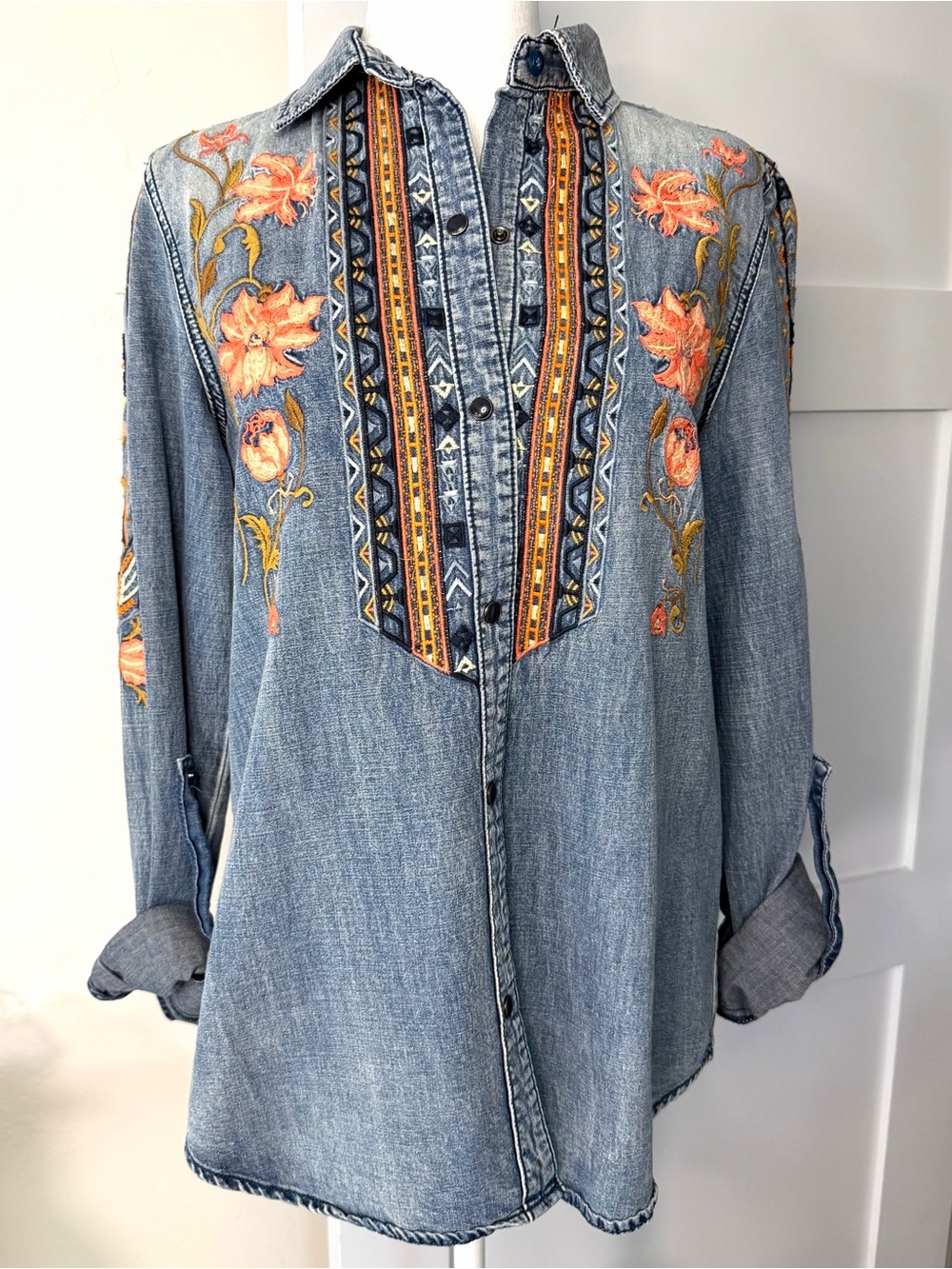 Driftwood Sandy Classic Fit Embroidered Denim Button Down Shirt Size Small